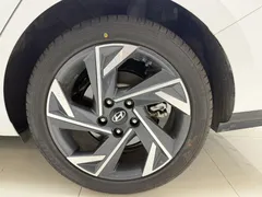 2023 Hyundai Elantra 1.5L CVT LUX Premium, белый — фото 12