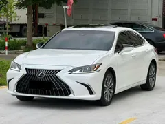 2022 Lexus ES 200 Excellence, белый — фото 1