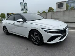 2023 Hyundai Elantra 1.5L CVT LUX Premium, белый — фото 3