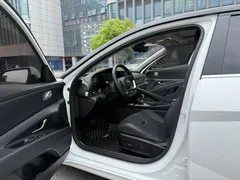 2023 Hyundai Elantra 1.5L CVT LUX Premium, белый — фото 4