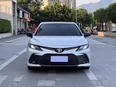 2021 Toyota Camry 2.5G Luxury, белый — фото 2