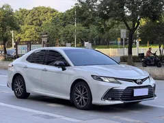 2021 Toyota Camry 2.5G Luxury, белый — фото 3