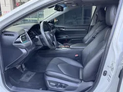 2021 Toyota Camry 2.5G Luxury, белый — фото 4