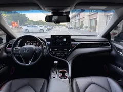 2021 Toyota Camry 2.5G Luxury, белый — фото 5