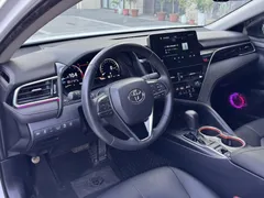 2021 Toyota Camry 2.5G Luxury, белый — фото 7
