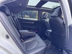 2021 Toyota Camry 2.5G Luxury, белый — фото 8