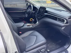 2021 Toyota Camry 2.5G Luxury, белый — фото 9