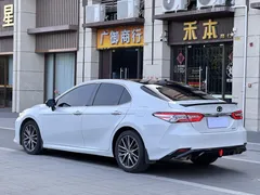 2021 Toyota Camry 2.5G Luxury, белый — фото 10