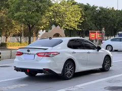 2021 Toyota Camry 2.5G Luxury, белый — фото 12