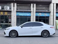 2021 Toyota Camry 2.5G Luxury, белый — фото 13