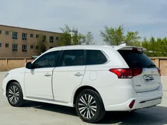 2021 Mitsubishi Outlander 2.4L 4WD 7-seat, белый — фото 6