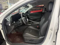 2021 Hyundai Elantra 1.5L CVT LUX Premium, белый — фото 7