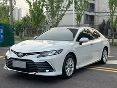 2023 Toyota Camry 2.0G Luxury, белый — фото 1