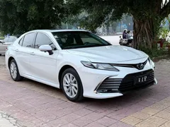 2023 Toyota Camry 2.0GVP Leading, белый — фото 4