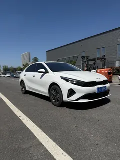 2023 Kia Cerato 1.5L IVT Luxury, белый — фото 2