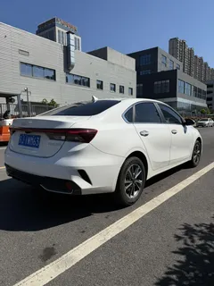 2023 Kia Cerato 1.5L IVT Luxury, белый — фото 5
