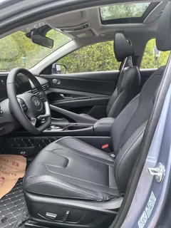 2023 Hyundai Elantra 1.5L CVT LUX Premium, синий — фото 5