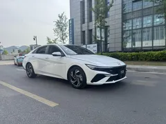2023 Hyundai Elantra 1.5L CVT LUX Premium, белый — фото 4