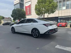 2023 Hyundai Elantra 1.5L CVT LUX Premium, белый — фото 7