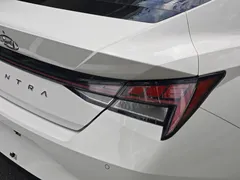 2023 Hyundai Elantra 1.5L CVT LUX Premium, белый — фото 7