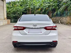 2021 Toyota Camry 2.5G Luxury, белый — фото 3