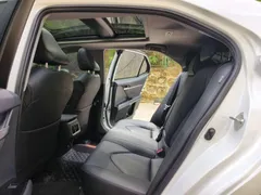 2021 Toyota Camry 2.5G Luxury, белый — фото 7