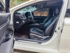2021 Toyota Camry 2.5G Luxury, белый — фото 9