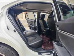 2021 Toyota Camry 2.5G Luxury, белый — фото 12