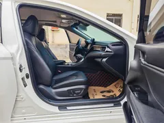 2021 Toyota Camry 2.5G Luxury, белый — фото 13