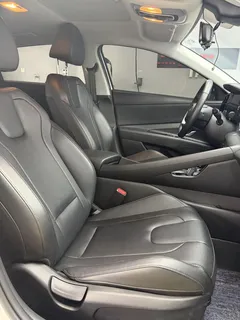 2022 Hyundai Elantra 1.5L CVT LUX Premium, белый — фото 12