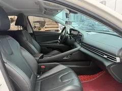 2021 Hyundai Elantra 1.5L CVT LUX Premium, белый — фото 9