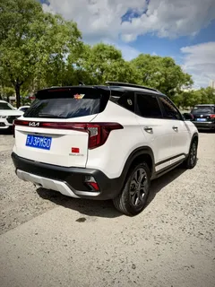 2023 Kia Seltos 1.5L IVT Luxury, белый — фото 6