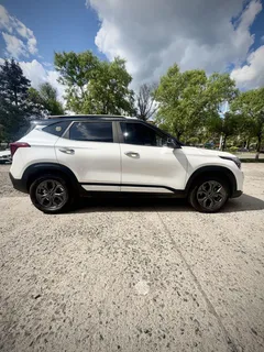 2023 Kia Seltos 1.5L IVT Luxury, белый — фото 7