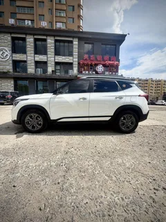 2023 Kia Seltos 1.5L IVT Luxury, белый — фото 8