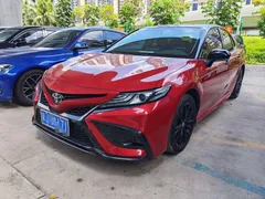 2022 Toyota Camry 2.0S Knight, красный — фото 1