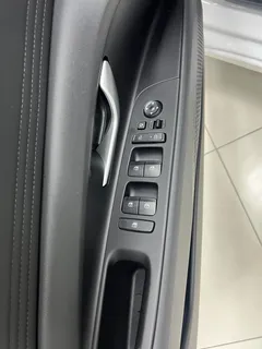2022 Hyundai Elantra 1.5L CVT LUX Premium, белый — фото 9