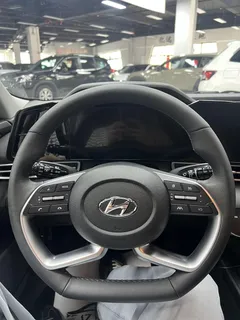 2022 Hyundai Elantra 1.5L CVT LUX Premium, белый — фото 10