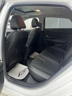 2022 Hyundai Elantra 1.5L CVT LUX Premium, белый — фото 17