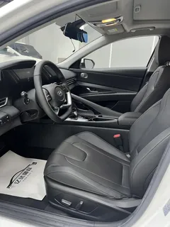 2022 Hyundai Elantra 1.5L CVT LUX Premium, белый — фото 18