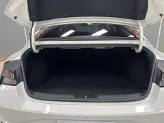 2022 Hyundai Elantra 1.5L CVT LUX Premium, белый — фото 25