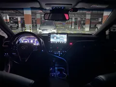 2023 Toyota Camry 2.5G Luxury, белый — фото 7