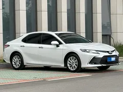 2023 Toyota Camry 2.0G Luxury, белый — фото 2