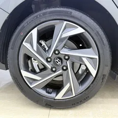 2023 Hyundai Elantra 1.5L CVT LUX Premium — фото 22