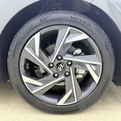 2023 Hyundai Elantra 1.5L CVT LUX Premium — фото 23