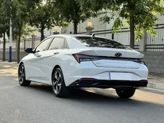 2022 Hyundai Elantra 1.5L CVT LUX Premium, белый — фото 4