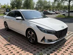 2022 Hyundai Elantra 1.5L CVT LUX Premium, белый — фото 3