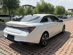2022 Hyundai Elantra 1.5L CVT LUX Premium, белый — фото 4