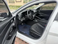 2022 Hyundai Elantra 1.5L CVT LUX Premium, белый — фото 11