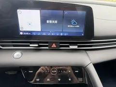 2022 Hyundai Elantra 1.5L CVT LUX Premium, белый — фото 18
