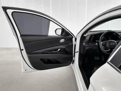 2022 Hyundai Elantra 1.5L CVT LUX Premium, белый — фото 18